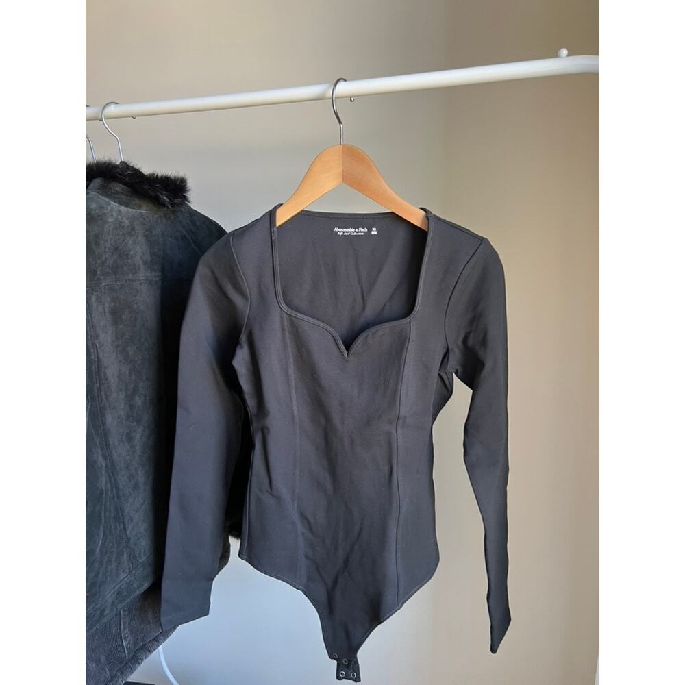 Abercrombie & Fitch XS black sweetheart neckline long sleeve bodysuit
